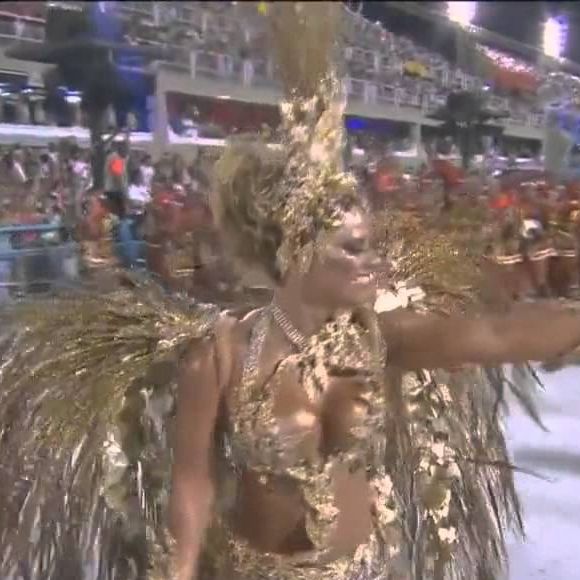 Viviane Araújo foi vestida de 'Tesouro de Lampião'. A fantasia tinha 60 mil cristais cravejados e 1.100 penas de faisão. O valor? R$ 250 mil!