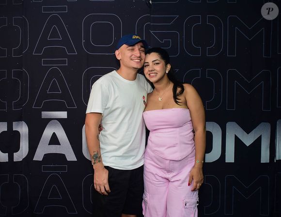 João Gomes e a mulher, Ary Mirelle, posaram juntos no camarim do cantor antes de show no Rio de Janeiro em 26 de outubro de 2025