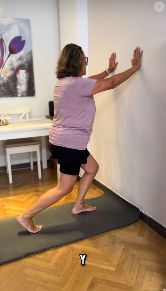 Praticar exercício de afundo no pilates ajuda na mobilidade, na flexibilidade e no equilíbrio.