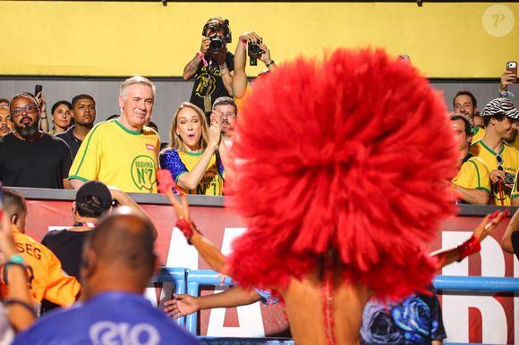 Mulher de Carlo Ancelotti, Mariann Barrena McClay surge sorridente em camarote no Carnaval do Rio, usando abadá customizado