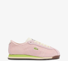 O novo Tênis Feminino Lacoste Club Low em rosa claro com detalhes verdes, combinação que lembra uma "sobremesa de morango com pistache", desponta como um dos principais it items do tenniscore e une romantismo, elegância e conforto