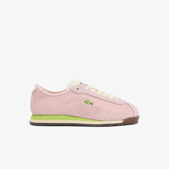 O novo Tênis Feminino Lacoste Club Low em rosa claro com detalhes verdes, combinação que lembra uma "sobremesa de morango com pistache", desponta como um dos principais it items do tenniscore e une romantismo, elegância e conforto