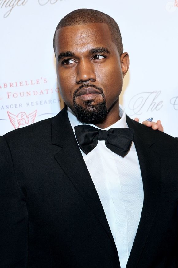 Kanye West já se envolveu em grave acidente de carro, em 2002.