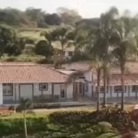 Nem Giovani, nem Gian: cantor sertanejo tem ampla fazenda de R$ 30 milhões em Minas; refúgio do artista é cercado de verde com cachoeira artificial e muito espaço para criação de cavalos milionários de raça nobre