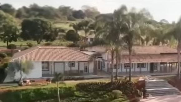 Nem Giovani, nem Gian: cantor sertanejo tem ampla fazenda de R$ 30 milhões em Minas; refúgio do artista é cercado de verde com cachoeira artificial e muito espaço para criação de cavalos milionários de raça nobre