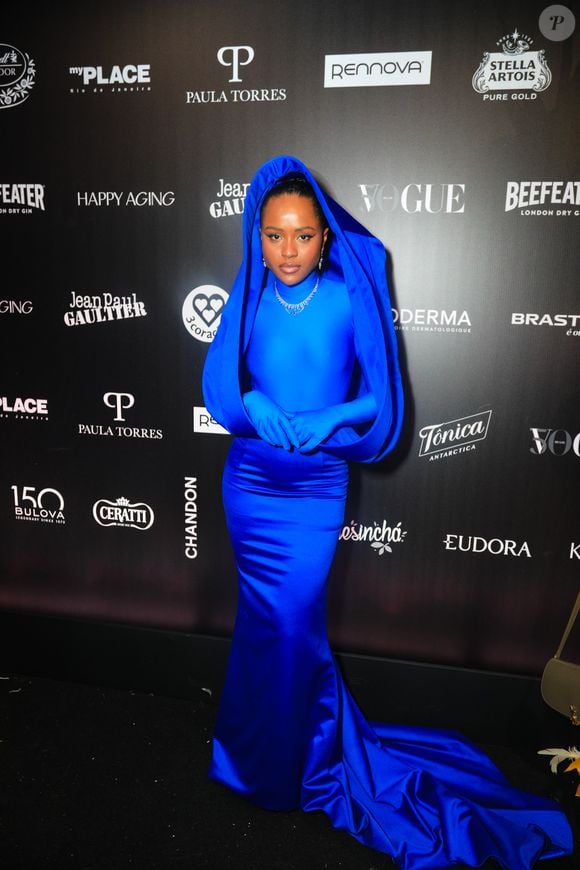 Servindo conceito no look, Duda Santos apostou em um vestido diferentão azul
