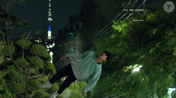 'Backstreet Rookie' passou dos limites ao produzir uma cena de puro exagero quando um galã leva um chute da mocinha no rosto... e sai voando?!