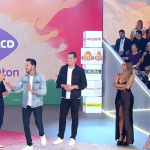 O Teleton 2026 acontece nos dias 6 e 7 de novembro, com transmissão ao vivo pelo SBT e meta de arrecadação de R$ 30 milhões para a AACD. A campanha beneficente ganhou repercussão após críticas de Silvia Abravanel e Chris Flores à postura de alguns convidados