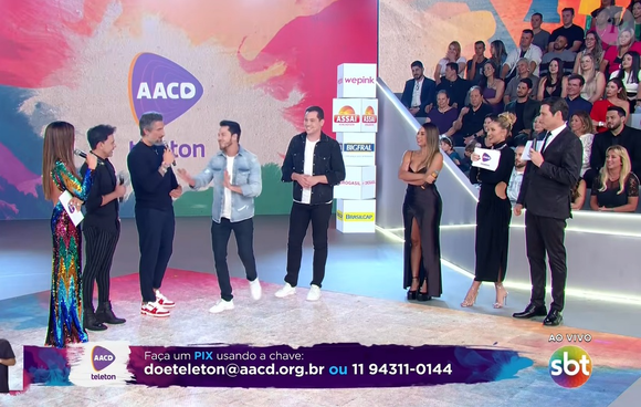 O Teleton 2026 acontece nos dias 6 e 7 de novembro, com transmissão ao vivo pelo SBT e meta de arrecadação de R$ 30 milhões para a AACD. A campanha beneficente ganhou repercussão após críticas de Silvia Abravanel e Chris Flores à postura de alguns convidados