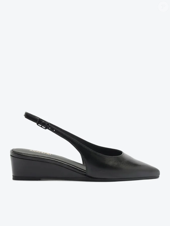 O slingback preto da Anacapri mantém a silhueta clássica do modelo inspirado nos anos 80 e 90, mas substitui o salto tradicional por uma plataforma em formato de cunha