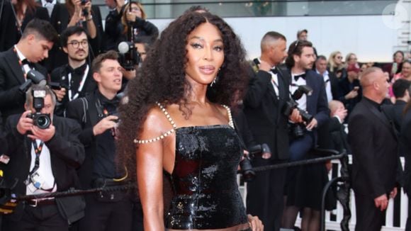 Naomi Campbell, conhecida mundialmente por sua carreira nas passarelas, enfrentou uma investigação relacionada à Fashion for Relief, organização beneficente que acabou retirada do registro oficial em 2024