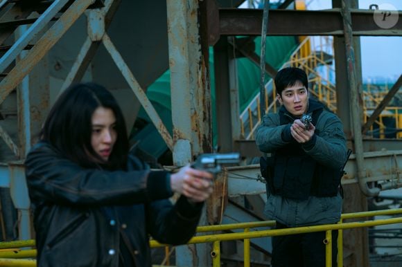 Yoon Ji-woo ganha uma identidade falsa e passa a trabalhar na polícia com a ajuda de um mandante do crime organizado