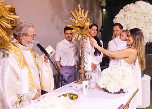 Zezé Di Camargo e Graciele Lacerda batizaram a filha, Clara: Wanessa Camargo, irmã mais velha da bebê, foi escolhida como madrinha