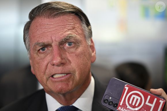 Ex-presidente chega ao STF para enfrentar acusação de tentativa de golpe de Estado.