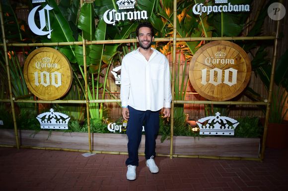 Show da Lady Gaga no Rio: Humberto Carrão apostou em um look simples de camisa e calça para a apresentação