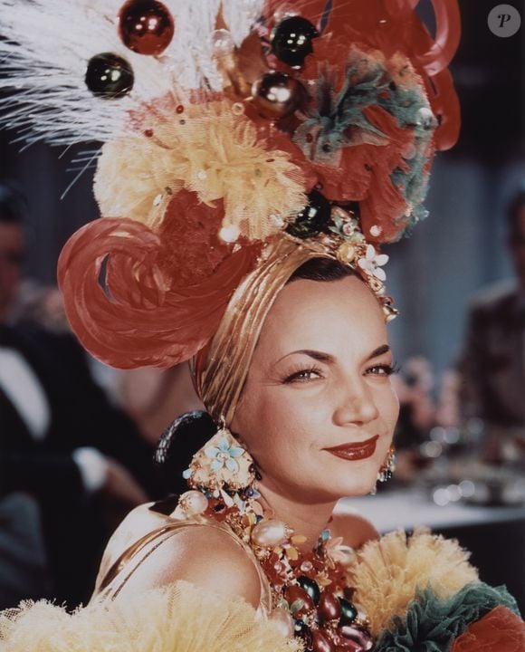 Carmen Miranda nasceu em Portugal, mas cresceu no Brasil e construiu aqui sua carreira antes de conquistar fama internacional