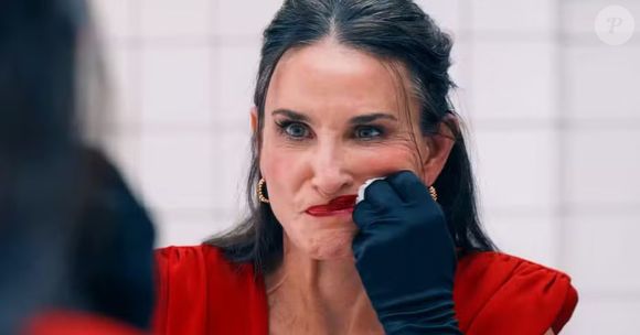 Esnobada no Oscar, Demi Moore encontra consolo em duas tigelas ENORMES