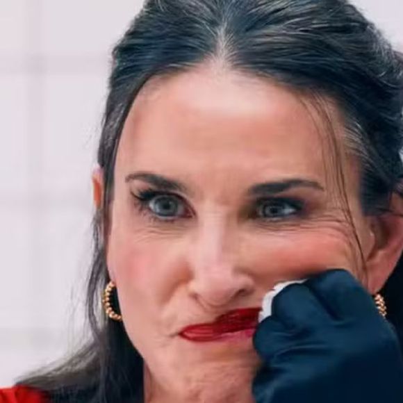 Esnobada no Oscar, Demi Moore encontra consolo em duas tigelas ENORMES