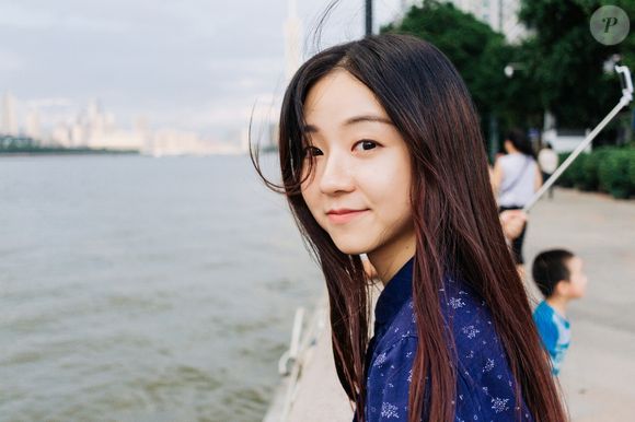 Utilizar essa técnica faz todo o sentido, pois, ao aplicar o shampoo, potencializa os efeitos da massagem e permite alcançar todas as partes do couro cabeludo. Segundo o especialista, além de estimular o crescimento capilar, a própria massagem é uma ótima maneira de aliviar a tensão do couro cabeludo.