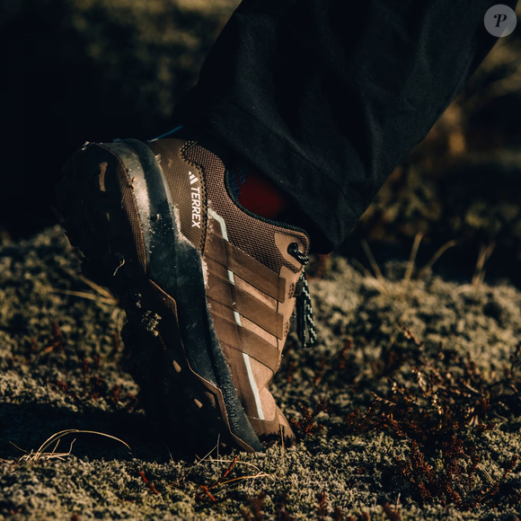 A entressola de EVA LIGHTMOTION presente no tênis da Adidas proporciona uma sensação de rapidez e leveza, além de oferecer suporte e amortecimento em terrenos acidentados