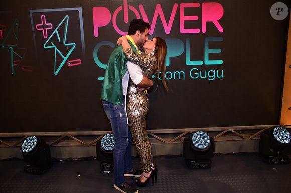 Vencedores da 4ª temporada do 'Power Couple brasil', Nicole Bahls e Marcelo Bimbi eram casados e depois anunciaram a separação.