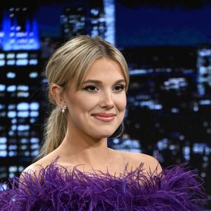 Millie Bobby Brown aos 18 anos: conjunto roxo com plumas em programa de TV evidenciou estilo marcante