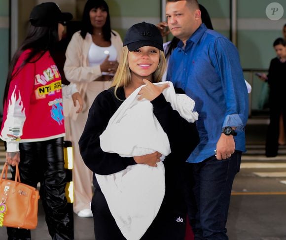 Brunna Gonçalves escondeu a filha, Zuri, ao desembarcar com a menina e a mulher, Ludmilla