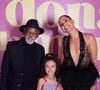 Camila Pitanga posou ao lado do pai, Antonio Pitanga, durante o lançamento de 'Dona de Mim'.
