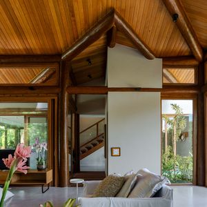 Casa de Heloísa Périssé tem 5 suítes em 365m² de área construída
