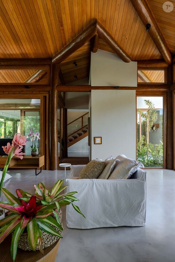 Casa de Heloísa Périssé tem 5 suítes em 365m² de área construída