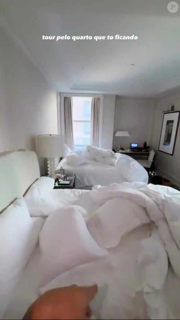 De acordo com a descrição oficial do hotel, a acomodação oferece cama king size, duas camas de casal e ambientes independentes conectados por um hall privativo