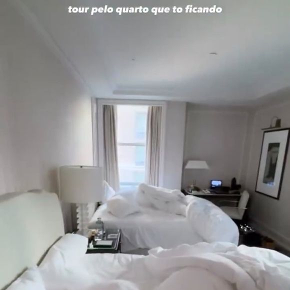 De acordo com a descrição oficial do hotel, a acomodação oferece cama king size, duas camas de casal e ambientes independentes conectados por um hall privativo