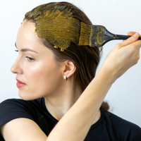 A hena não serve só para disfarçar os fios brancos: ela também funciona como um baita tratamento para o cabelo