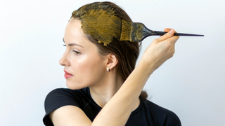 A hena não serve só para disfarçar os fios brancos: ela também funciona como um baita tratamento para o cabelo