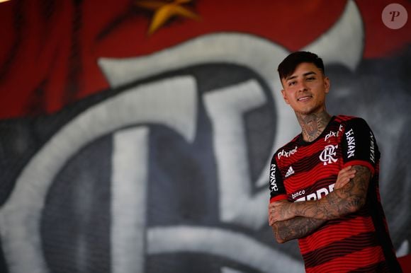 Erick Pulgar alugou mansão que pertenceu a Oruam enquanto aguarda a reforma de sua casa