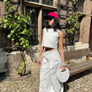 A Converse aposta no tom malva para conquistar mulheres que querem elegância e praticidade no cotidiano