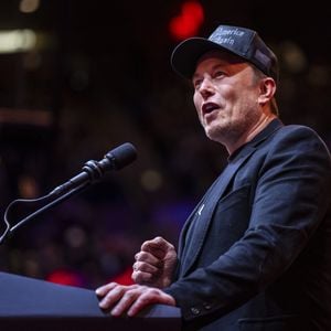 Elon Musk não gosta muito de papo. A equipe é instruída a evitar conversas durante o voo e apenas dirigir a palavra a ele quando o próprio iniciar a abordagem