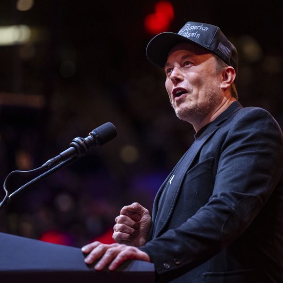 Elon Musk não gosta muito de papo. A equipe é instruída a evitar conversas durante o voo e apenas dirigir a palavra a ele quando o próprio iniciar a abordagem