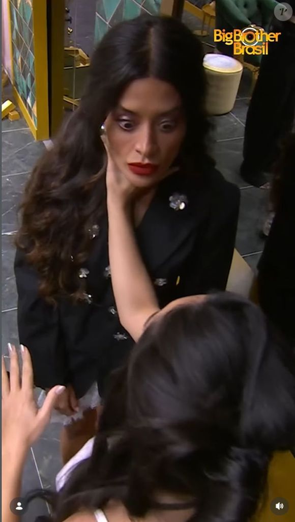 Jordana mostrou que Pedro a segurou pelo pescoço