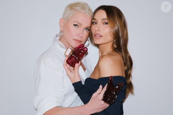 Xuxa Meneghel e Sasha Meneghel também participaram de uma produção dedicada a La Bomba Intensa, nova fragrância da Carolina Herrera, durante a agenda em Nova York