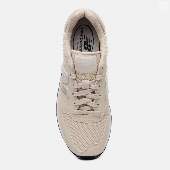 Enquanto a tendência brasilcore ganha força às vésperas da Copa, o New Balance 500V2 aparece como alternativa para quem busca um calçado confortável, estiloso e fácil de combinar