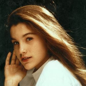 Flávia Alessandra resgata a elegância dos anos 80, época em que o perfume Samsara, da Guerlain, foi lançado originalmente, em 1989. A fragrância integra a coleção Legendary da maison francesa, que reúne criações emblemáticas desenvolvidas ao longo de mais de um século por cinco gerações de perfumistas e preserva uma biblioteca olfativa única