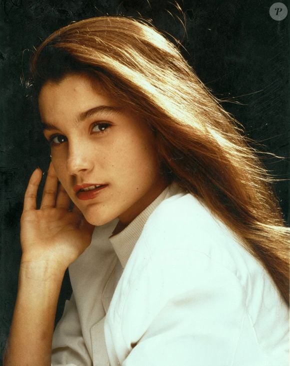 Flávia Alessandra resgata a elegância dos anos 80, época em que o perfume Samsara, da Guerlain, foi lançado originalmente, em 1989. A fragrância integra a coleção Legendary da maison francesa, que reúne criações emblemáticas desenvolvidas ao longo de mais de um século por cinco gerações de perfumistas e preserva uma biblioteca olfativa única