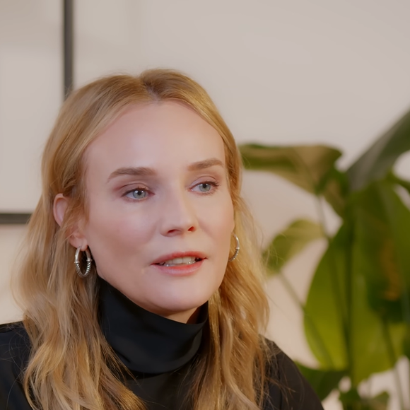 Em entrevista à revista ELLE, Diane Kruger explicou que escolheu o creme Roséliane, da Uriage, por sua eficácia em acalmar a pele sensível e reduzir a vermelhidão, problema que enfrenta com frequência