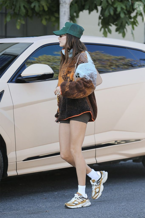 Hailey Bieber está usando o modelo de tênis mais elegante do verão, o New Balance 9060, perfeito para looks de escritório após recesso de fim de ano