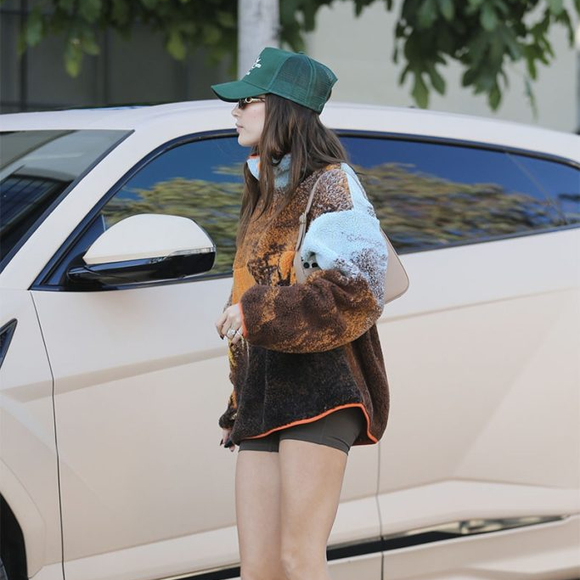 Hailey Bieber está usando o modelo de tênis mais elegante do verão, o New Balance 9060, perfeito para looks de escritório após recesso de fim de ano