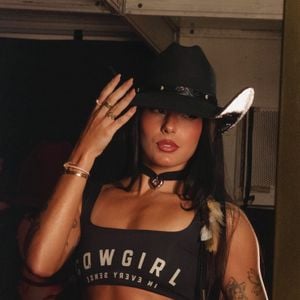 O personal trainer André Perez revelou ao gshow que Ana Castela não utiliza anabolizantes para acelerar o ganho de massa muscular e destacou a preocupação com a preservação da voz da cantora