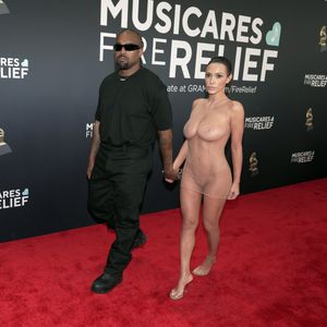 Mulher de Kanye West, Bianca Censori apareceu completamente nua no Grammy 2025
