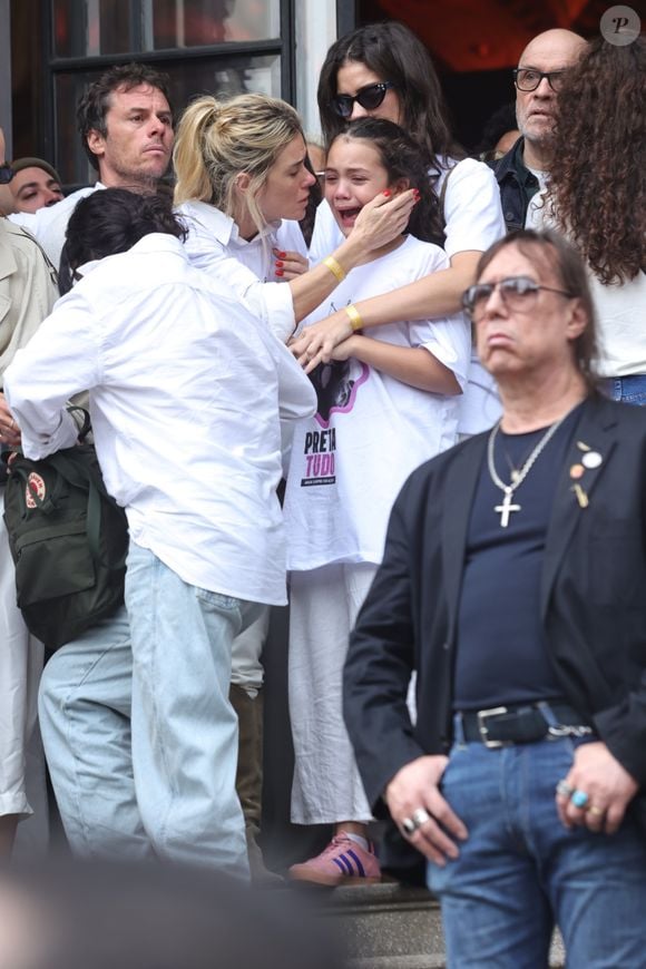 Carolina Dieckmmann e a neta de Preta Gil, Sol de Maria, ficaram junto com a cantora nos últimos dias de vida da artista