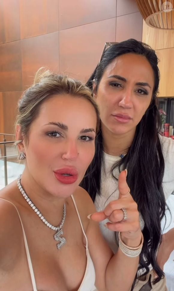 Dayanne garantiu que Deolane Bezerra está forte na prisão